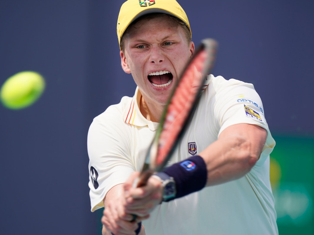 Jenson Brooksby, Tennisprofi aus den USA, in Aktion. Brooksby hat mit einem Schlägerwurf einen Balljungen gefährdet und für einen weiteren Vorfall in der Debatte um das Verhalten von Spielern gesorgt.