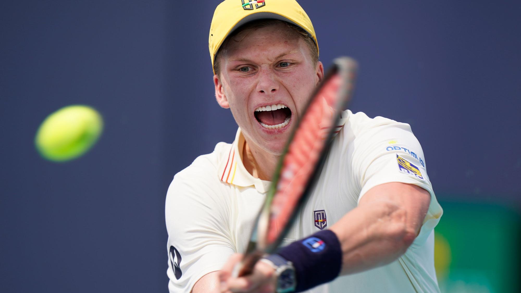 Jenson Brooksby, Tennisprofi aus den USA, in Aktion. Brooksby hat mit einem Schlägerwurf einen Balljungen gefährdet und für einen weiteren Vorfall in der Debatte um das Verhalten von Spielern gesorgt.