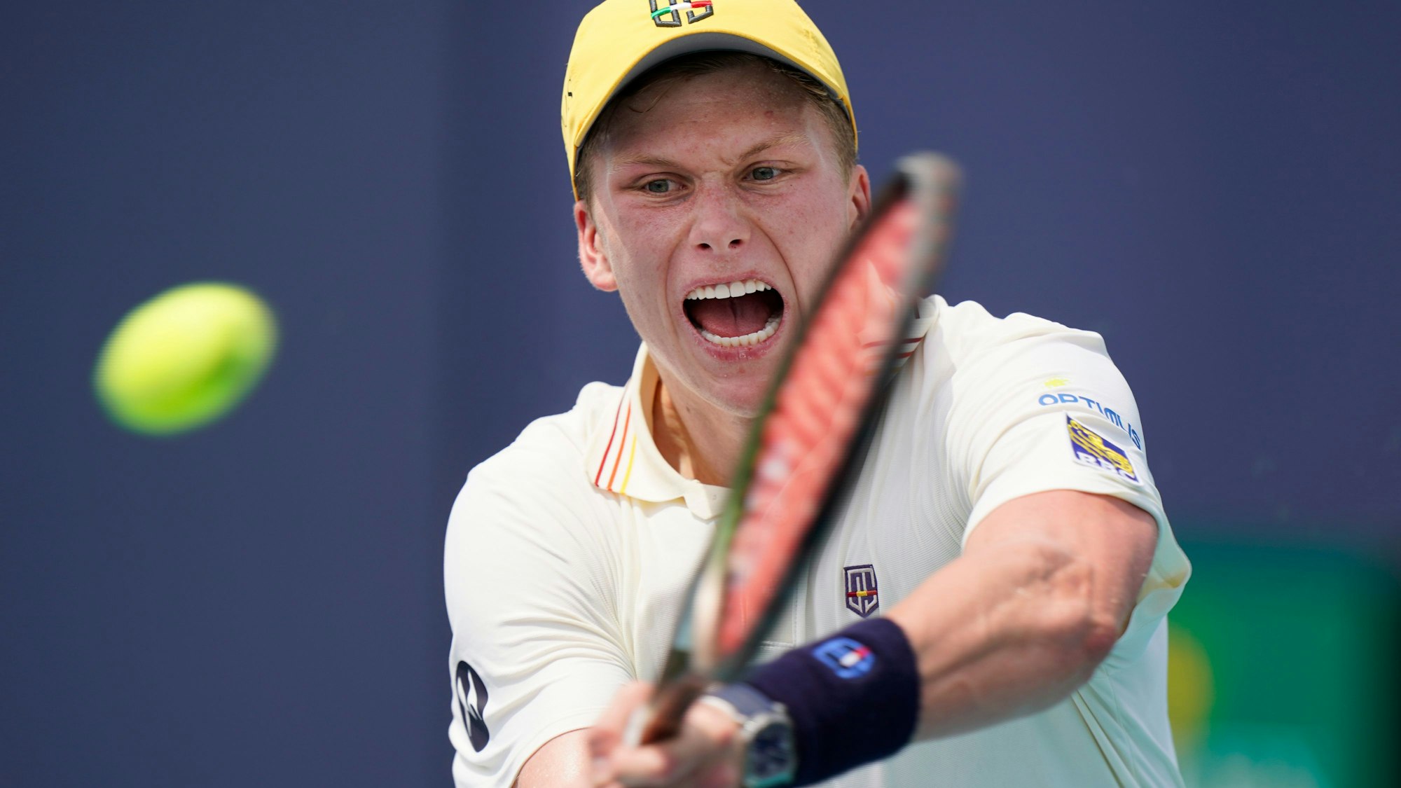 Jenson Brooksby, Tennisprofi aus den USA, in Aktion. Brooksby hat mit einem Schlägerwurf einen Balljungen gefährdet und für einen weiteren Vorfall in der Debatte um das Verhalten von Spielern gesorgt.