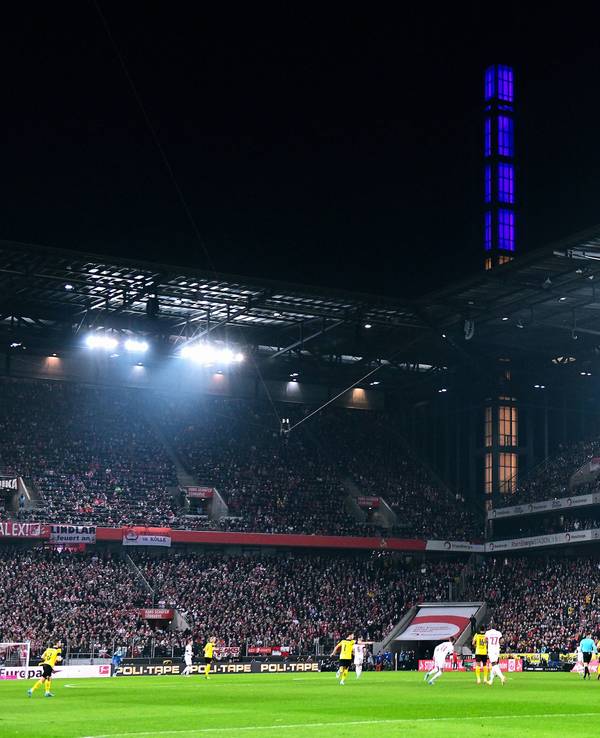 Das Rhein-Energie-Stadion während des Bundesliga-Spiels zwischen dem 1. FC Köln und Borussia Dortmund