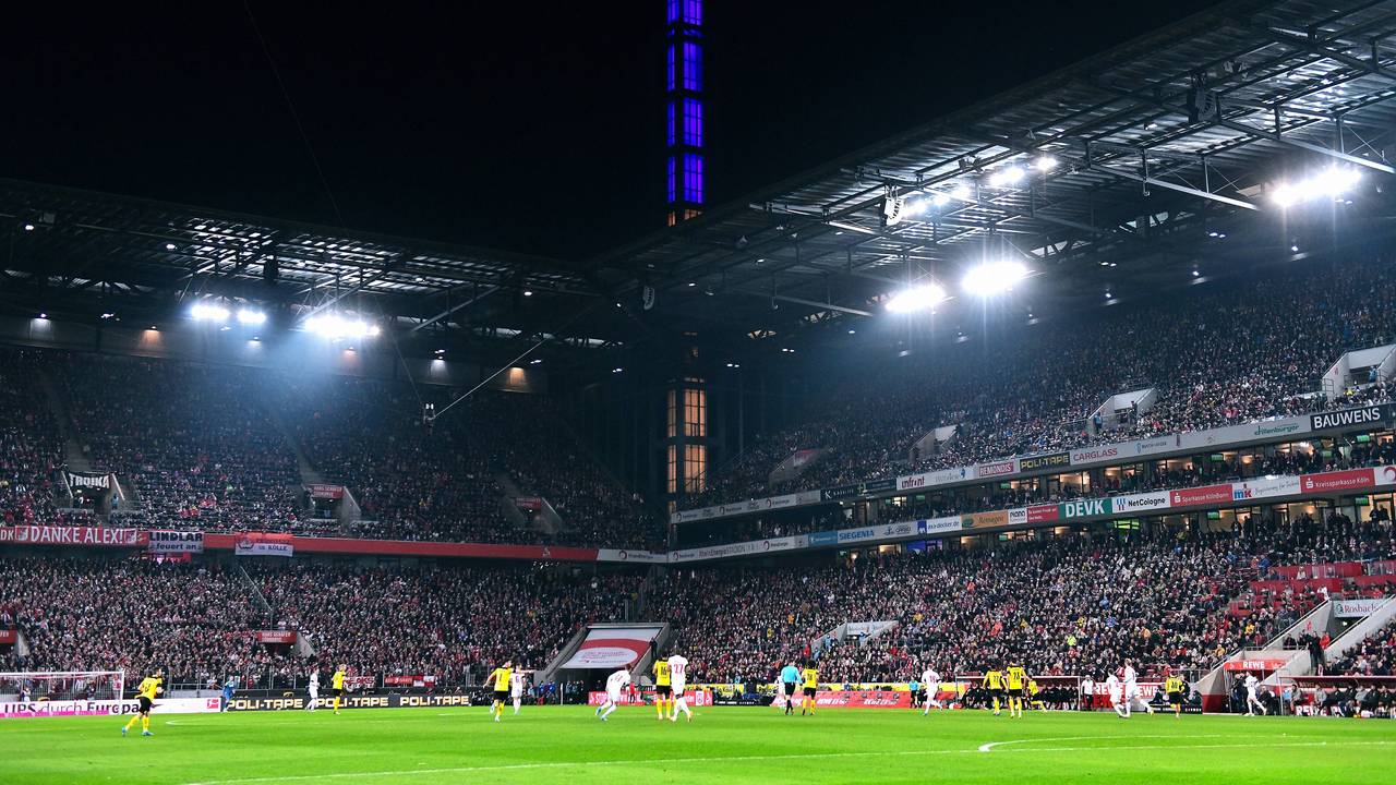 Das Rhein-Energie-Stadion während des Bundesliga-Spiels zwischen dem 1. FC Köln und Borussia Dortmund
