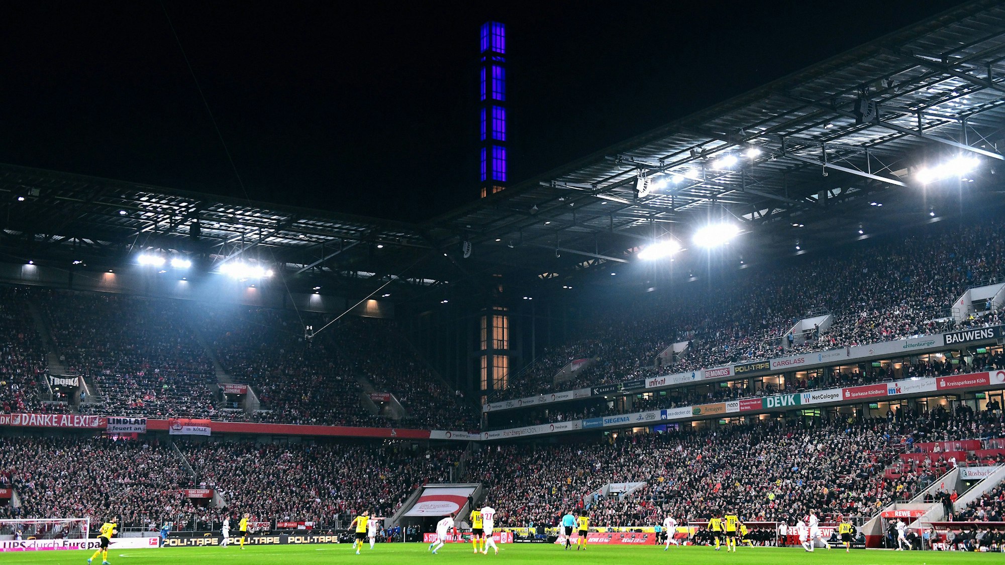 Das Rhein-Energie-Stadion während des Bundesliga-Spiels zwischen dem 1. FC Köln und Borussia Dortmund