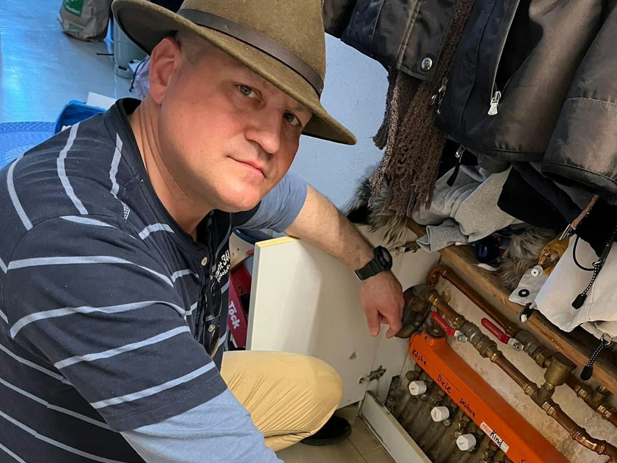 Manfred Schmitz vor der Heizungsanlage in seiner Wohnung.