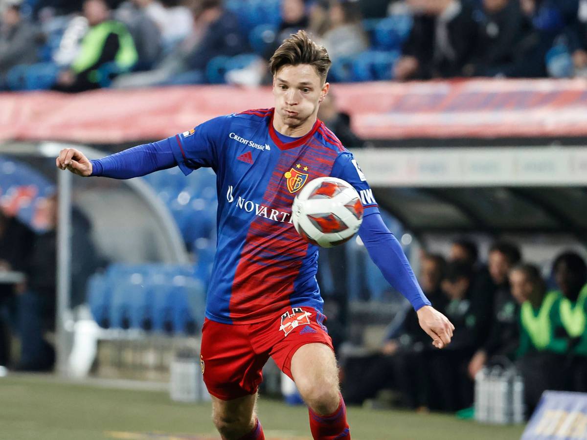 Noah Katterbach spielt für den FC Basel gegen den FC St. Gallen.