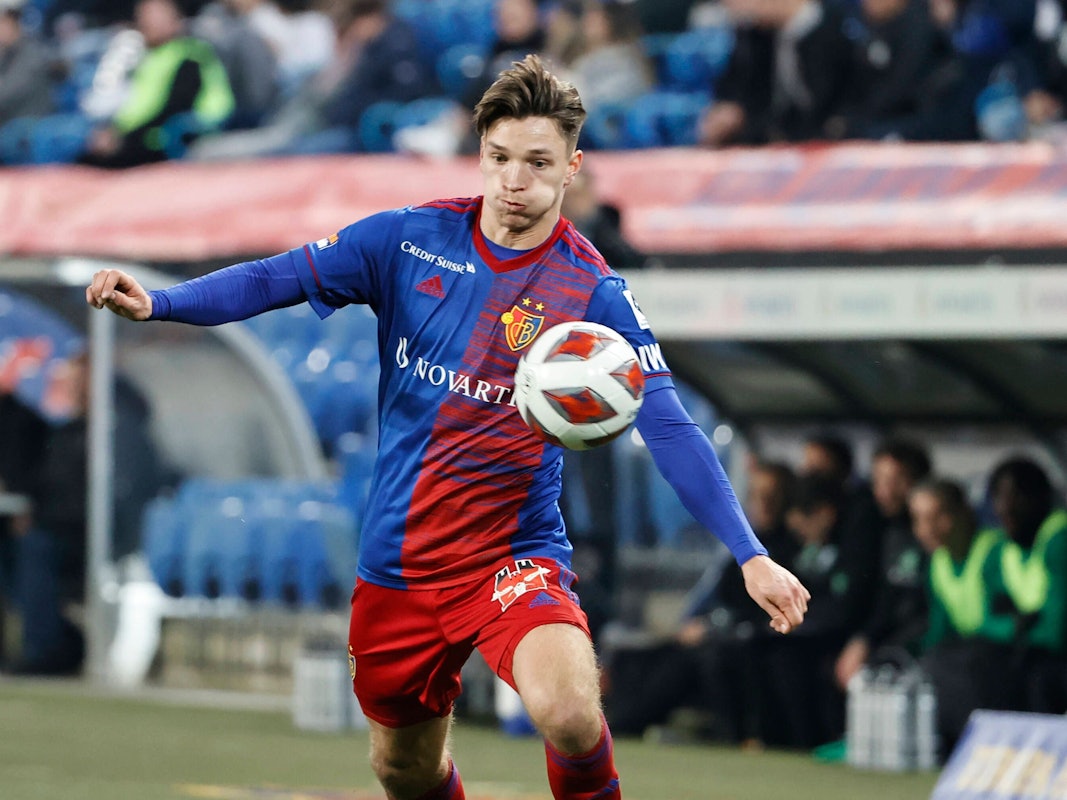 Noah Katterbach spielt für den FC Basel gegen den FC St. Gallen.