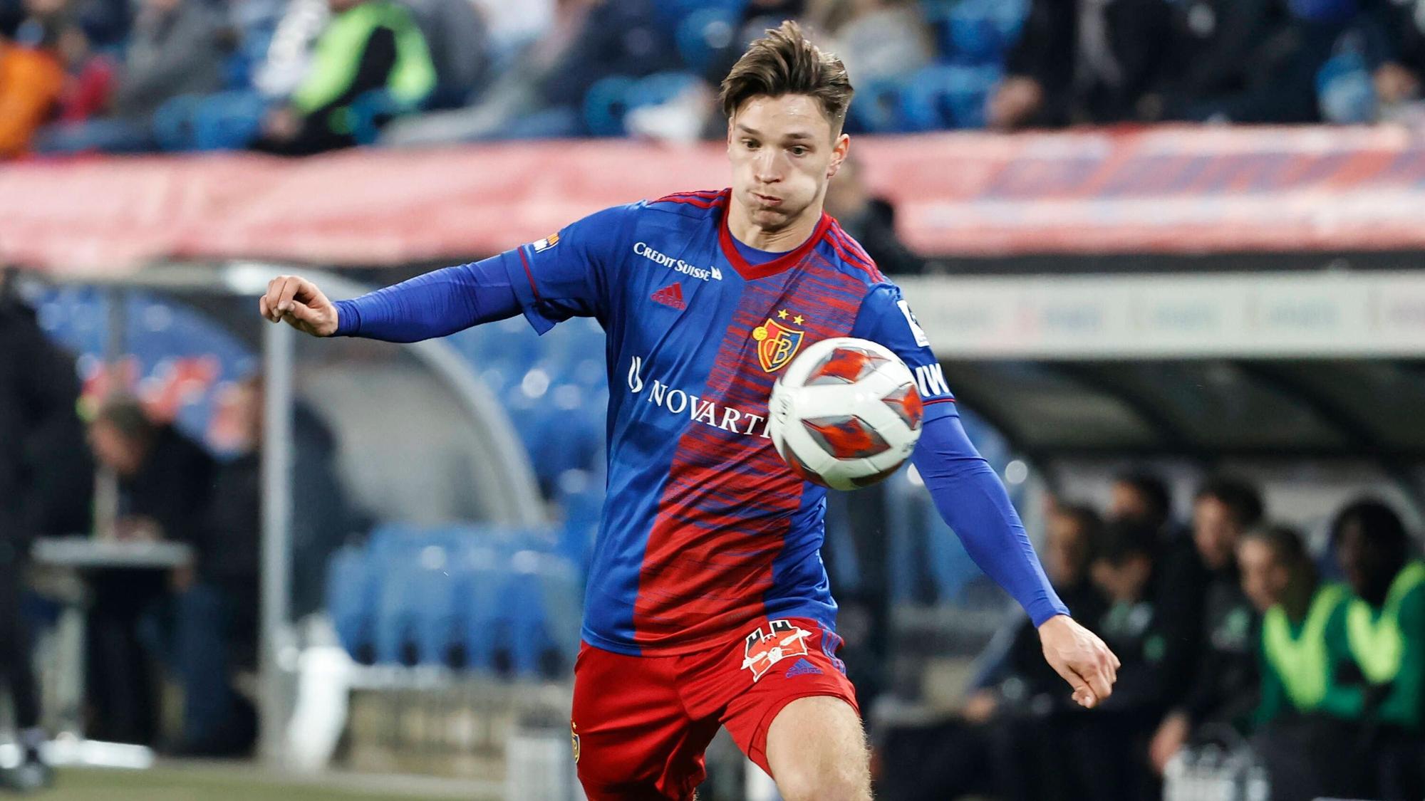 Noah Katterbach spielt für den FC Basel gegen den FC St. Gallen.
