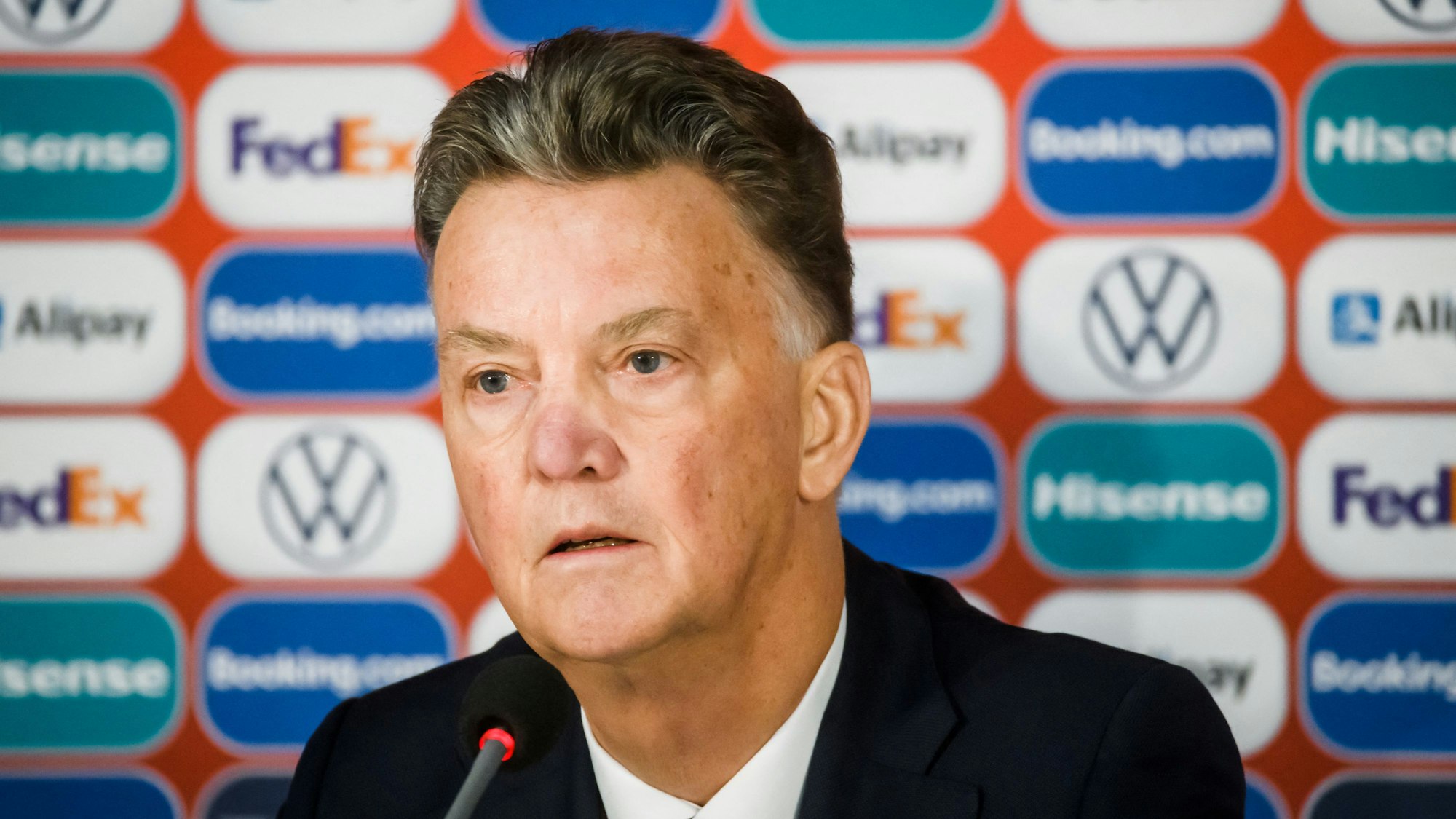 Louis van Gaal auf einer Pressekonferenz der niederländischen Nationalmannschaft