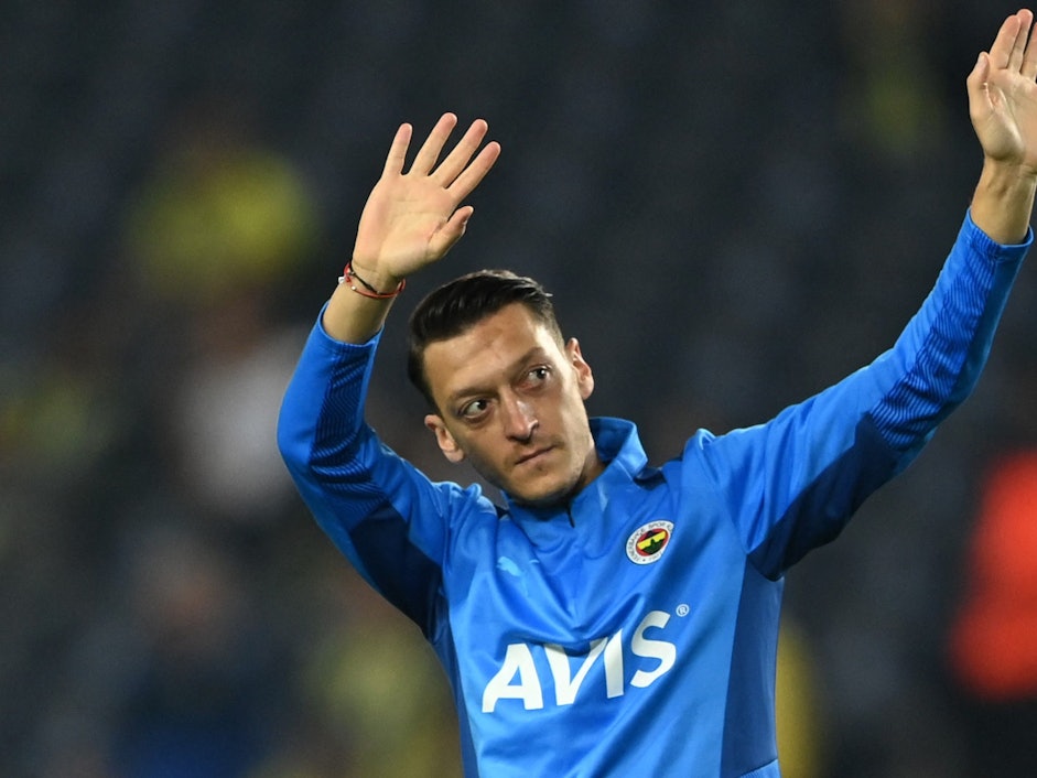 Mesut Özil winkt den Fans vor einem Spiel von Fenerbahce Istanbul.
