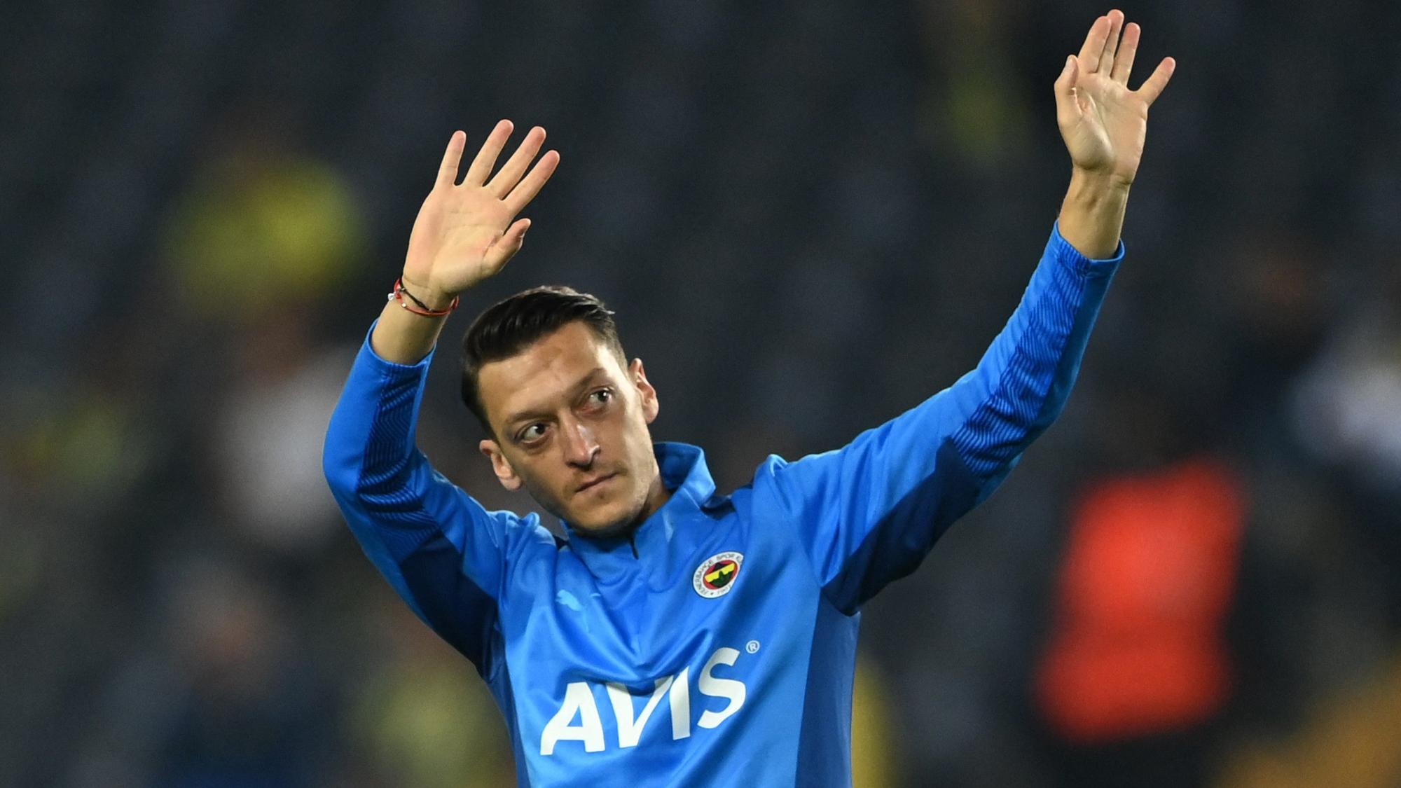 Mesut Özil winkt den Fans vor einem Spiel von Fenerbahce Istanbul.