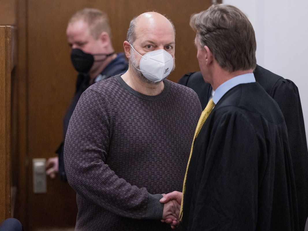 Köln: Der Angeklagte Thomas Drach schüttelt seinem Verteidiger die Hand.