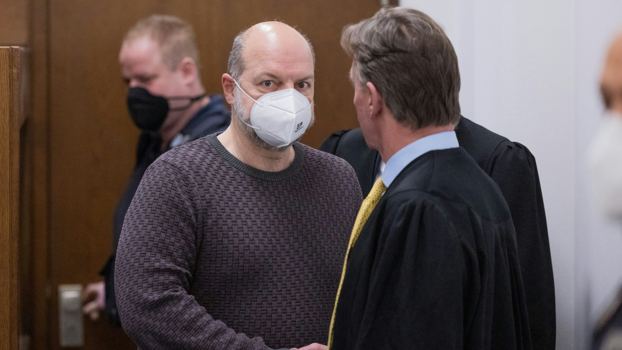 Köln: Der Angeklagte Thomas Drach schüttelt seinem Verteidiger die Hand.