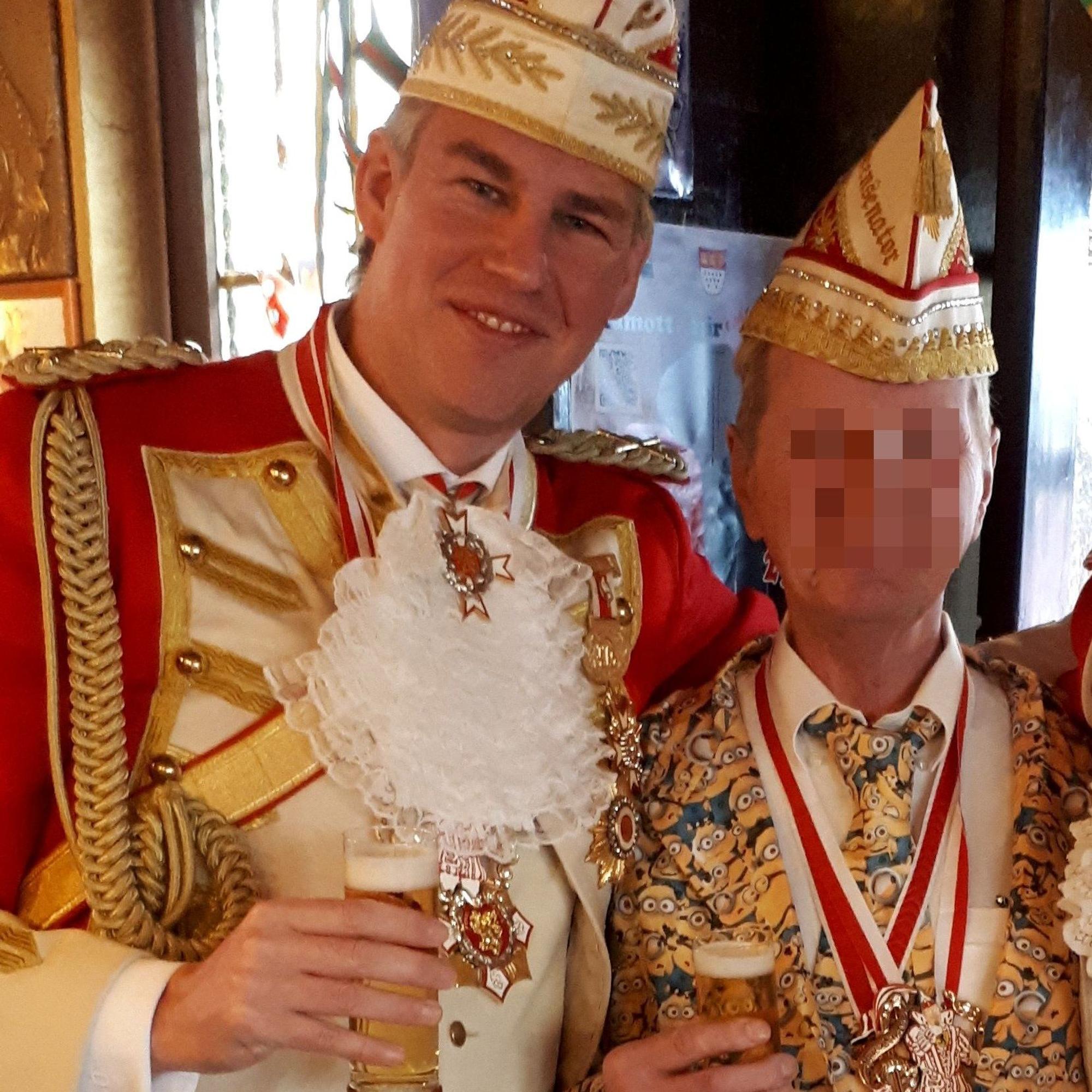 Manfred K. steht neben Stefan Hoeft, dem Präsidenten der Prinzengarde Frechen e. V. Beide sind kostümiert und halten ein Kölsch in der Hand.
