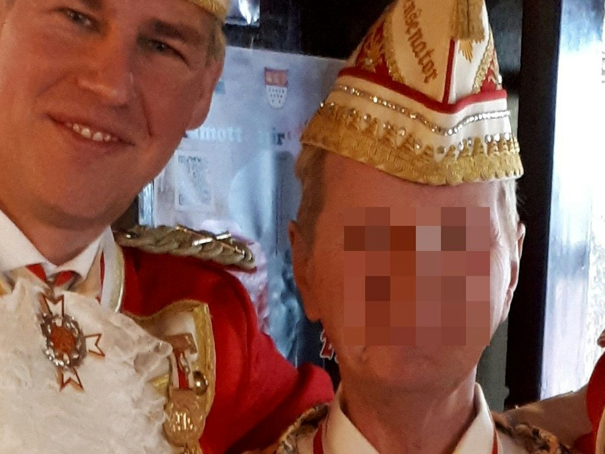 Manfred K. steht in seiner Kneipe „Zur alten Post“ neben Stefan Hoeft, Präsident der Prinzengarde Frechen 1935 e. V.