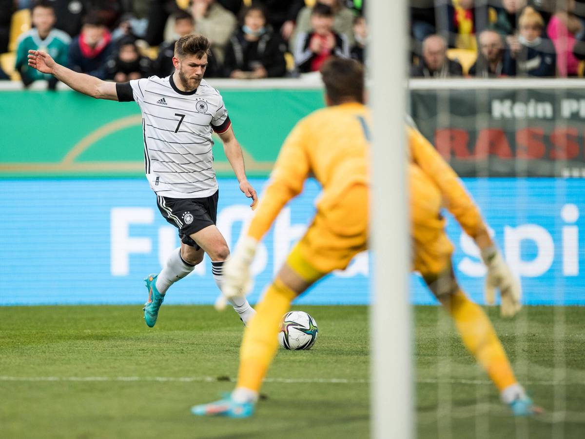 Jan Thielmann (Deutschland) schießt aufs Tor von Frenks Orols (Lettland).