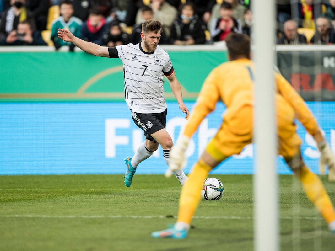Jan Thielmann (Deutschland) schießt aufs Tor von Frenks Orols (Lettland).
