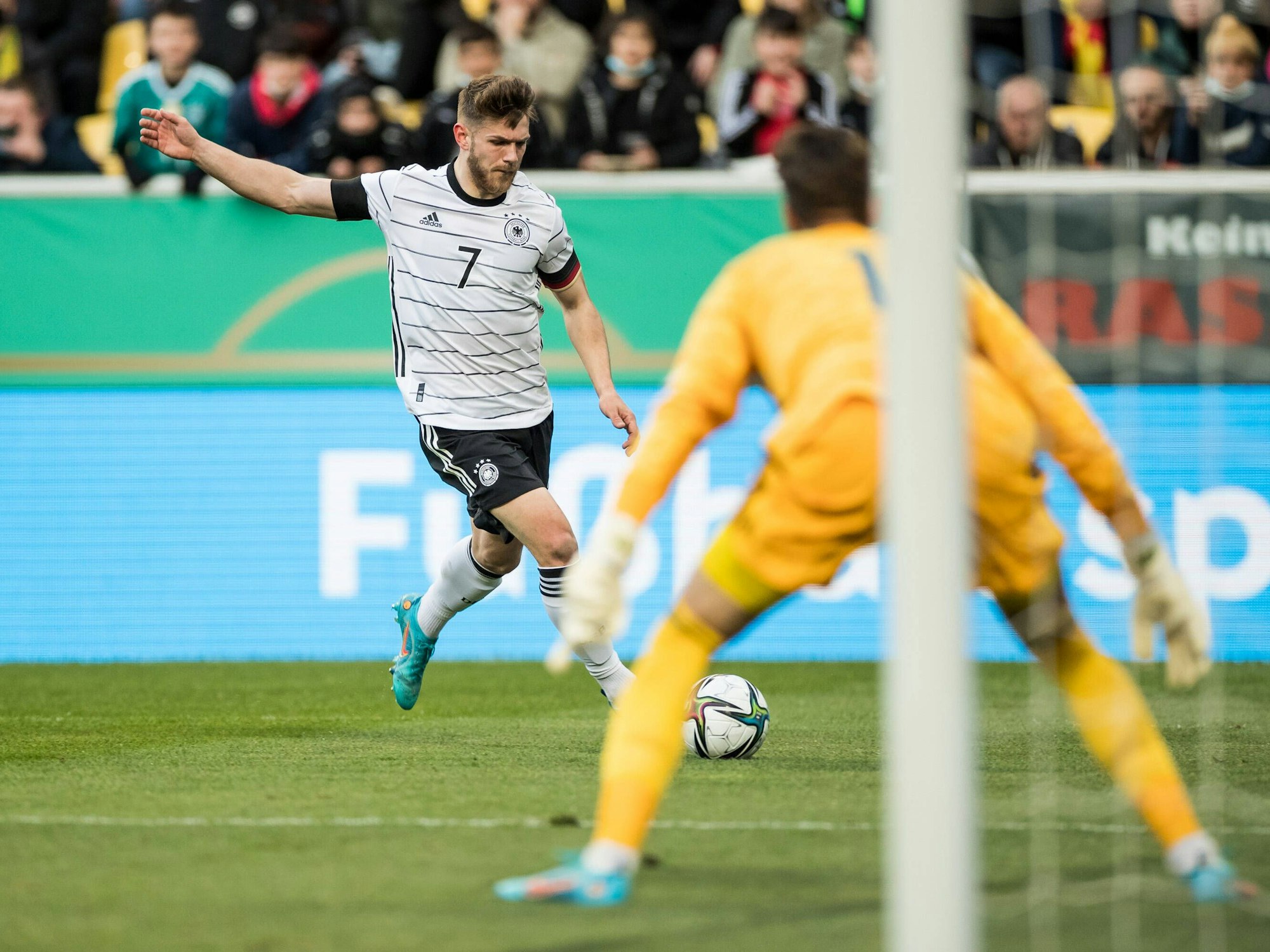 Jan Thielmann (Deutschland) schießt aufs Tor von Frenks Orols (Lettland).