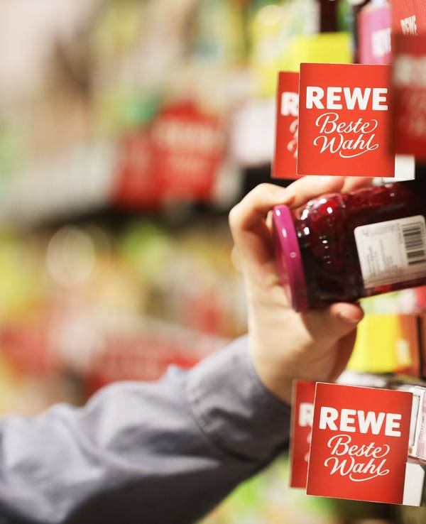 Rewe mit genialer Idee: Eine Filiale in Bayern hat ein kleines technisches Gerät am Eingang installiert, um Kundinnen und Kunden das Einkaufen zu erleichtern. Unser Archivbild stammt aus dem Jahr 2021.