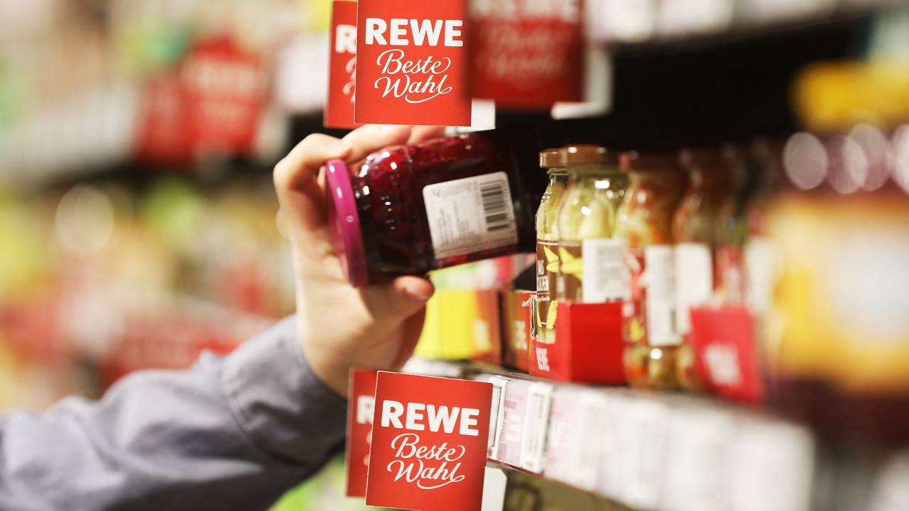 Rewe mit genialer Idee: Eine Filiale in Bayern hat ein kleines technisches Gerät am Eingang installiert, um Kundinnen und Kunden das Einkaufen zu erleichtern. Unser Archivbild stammt aus dem Jahr 2021.