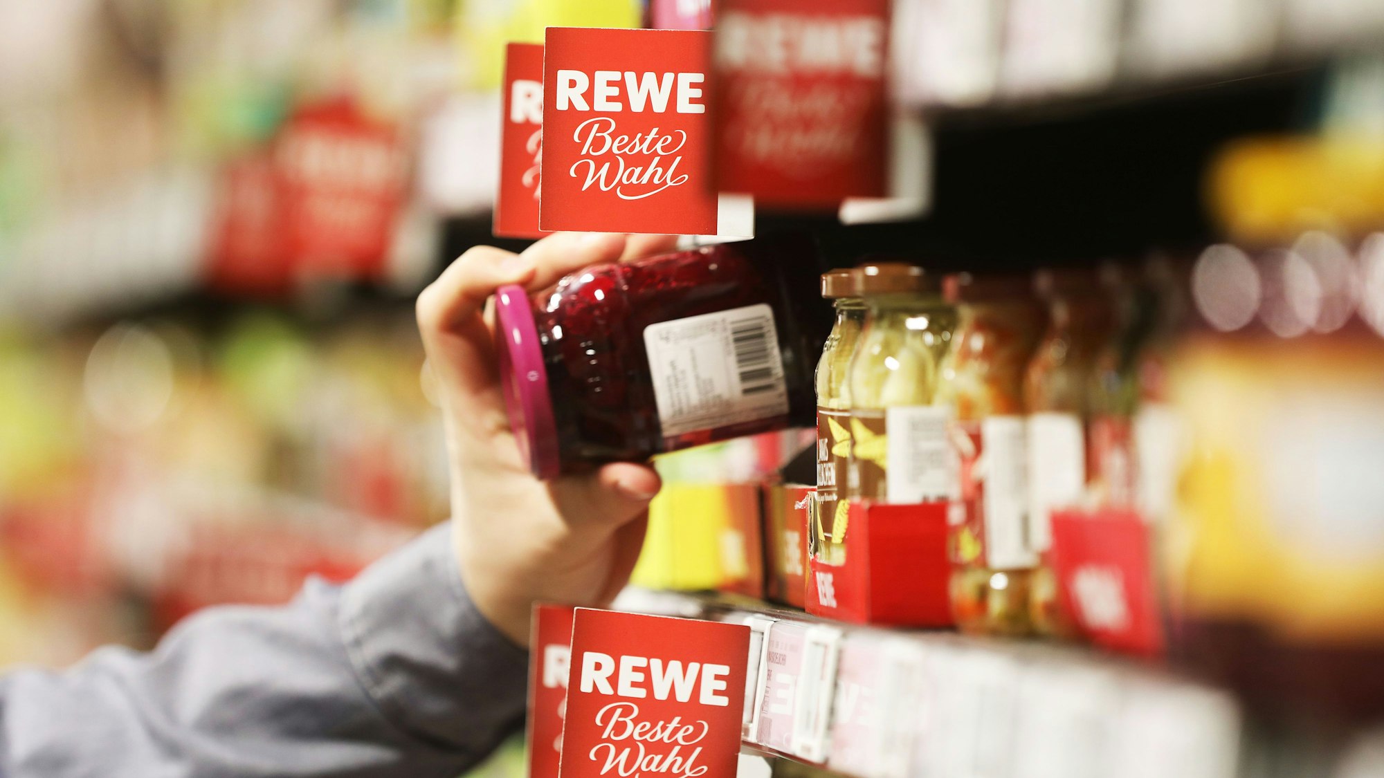 Rewe mit genialer Idee: Eine Filiale in Bayern hat ein kleines technisches Gerät am Eingang installiert, um Kundinnen und Kunden das Einkaufen zu erleichtern. Unser Archivbild stammt aus dem Jahr 2021.
