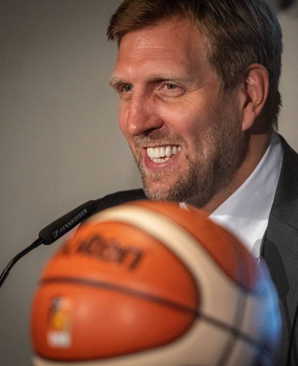 Dirk Nowitzki, ehemaliger Basketballspieler und EM-Botschafter, spricht auf einer Pressekonferenz nach der Auslosung.