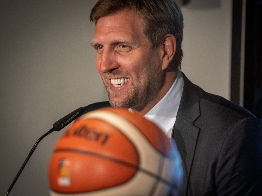 Dirk Nowitzki, ehemaliger Basketballspieler und EM-Botschafter, spricht auf einer Pressekonferenz nach der Auslosung.