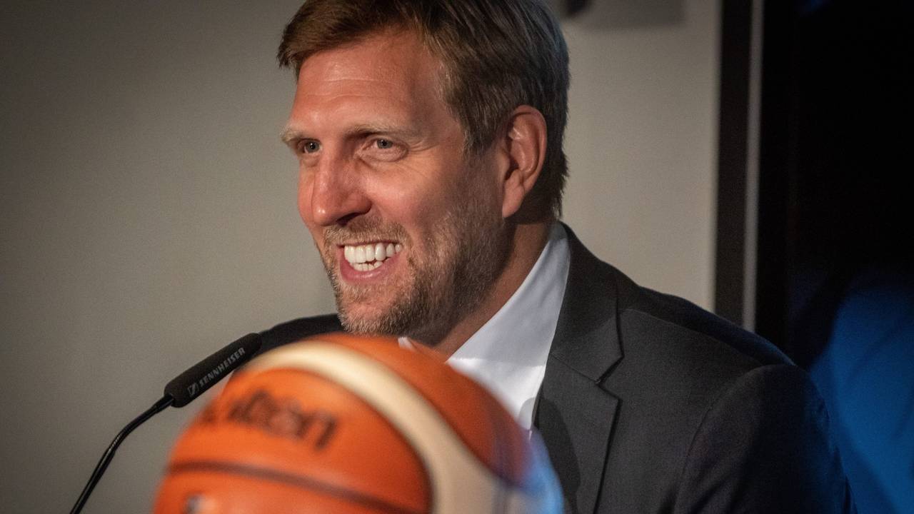 Dirk Nowitzki, ehemaliger Basketballspieler und EM-Botschafter, spricht auf einer Pressekonferenz nach der Auslosung.