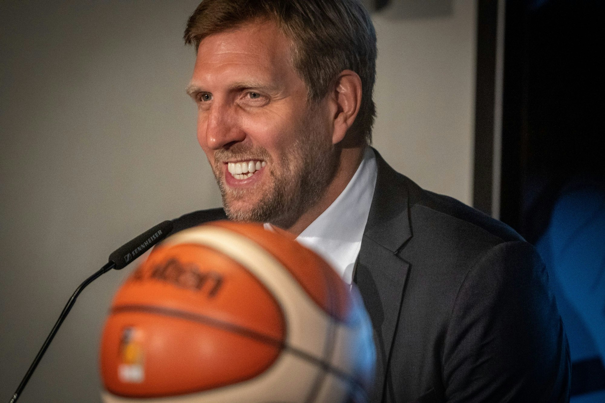 Dirk Nowitzki, ehemaliger Basketballspieler und EM-Botschafter, spricht auf einer Pressekonferenz nach der Auslosung.