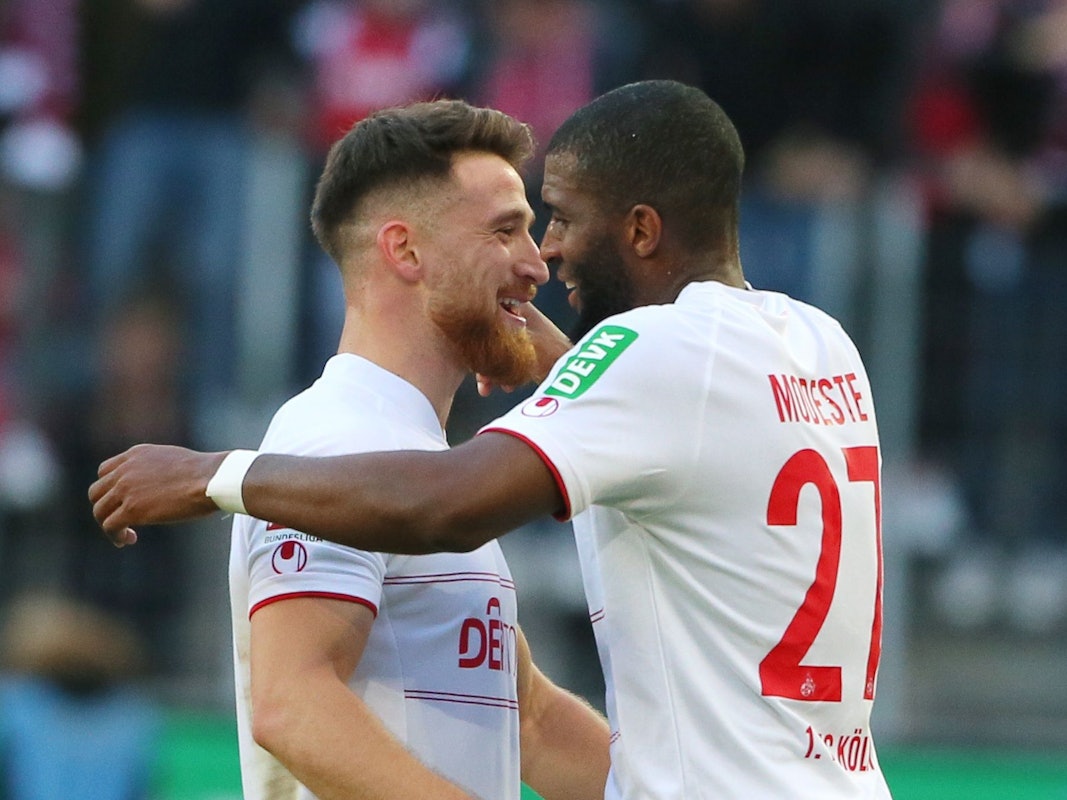 Anthony Modeste umarmt Salih Özcan beim Spiel des 1. FC Köln gegen Bayer Leverkusen.