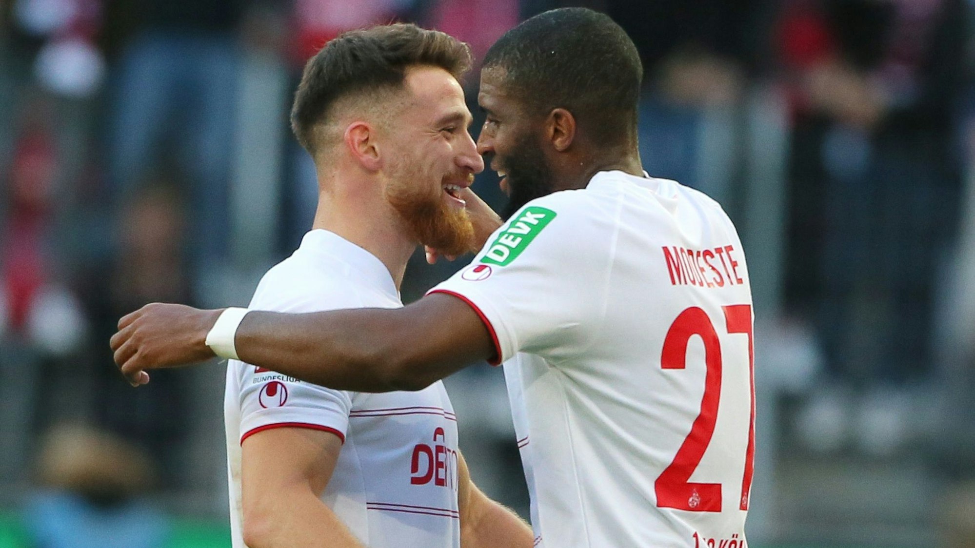 Anthony Modeste umarmt Salih Özcan beim Spiel des 1. FC Köln gegen Bayer Leverkusen.