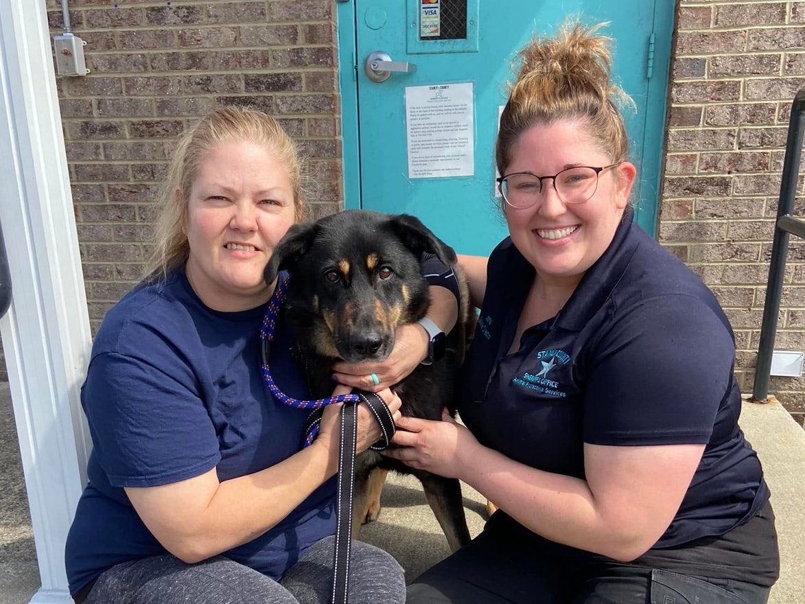 Die Pflegerinnen im Tierheim kümmerten sich liebevoll um Hund „Fezco“.