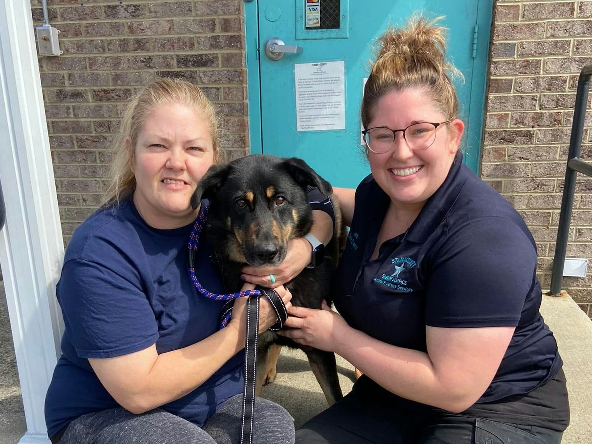 Die Pflegerinnen im Tierheim kümmerten sich liebevoll um Hund „Fezco“.