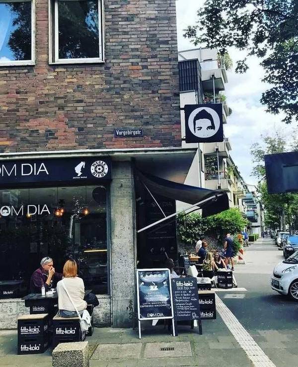 Außengastronomie des „Bom Dia“ in der Kölner Südstadt.