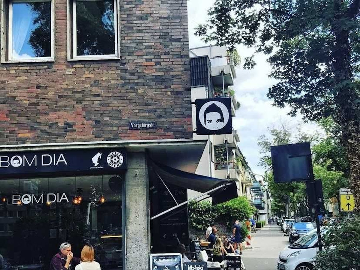 Außengastronomie des „Bom Dia“ in der Kölner Südstadt.