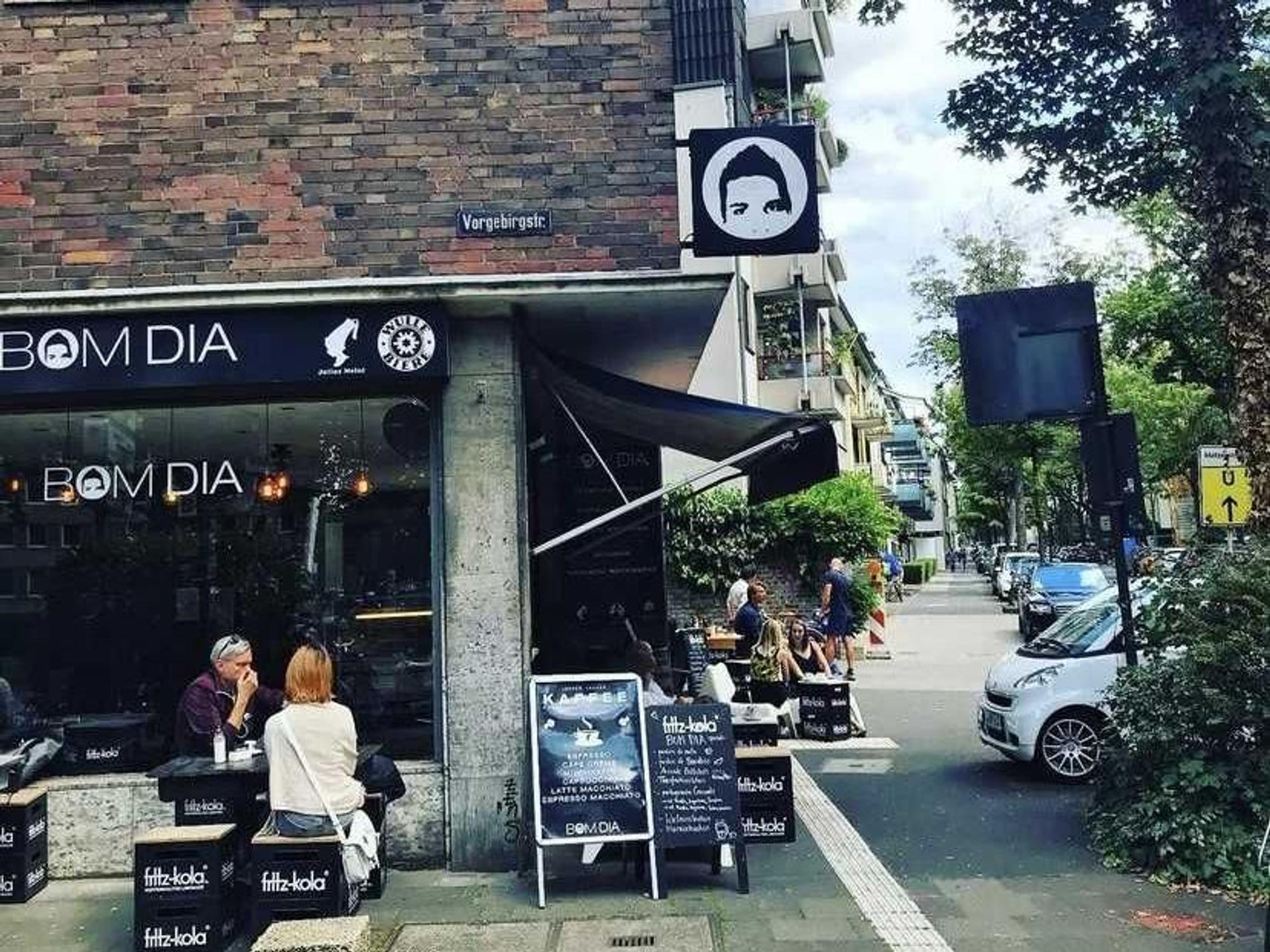 Außengastronomie des „Bom Dia“ in der Kölner Südstadt.