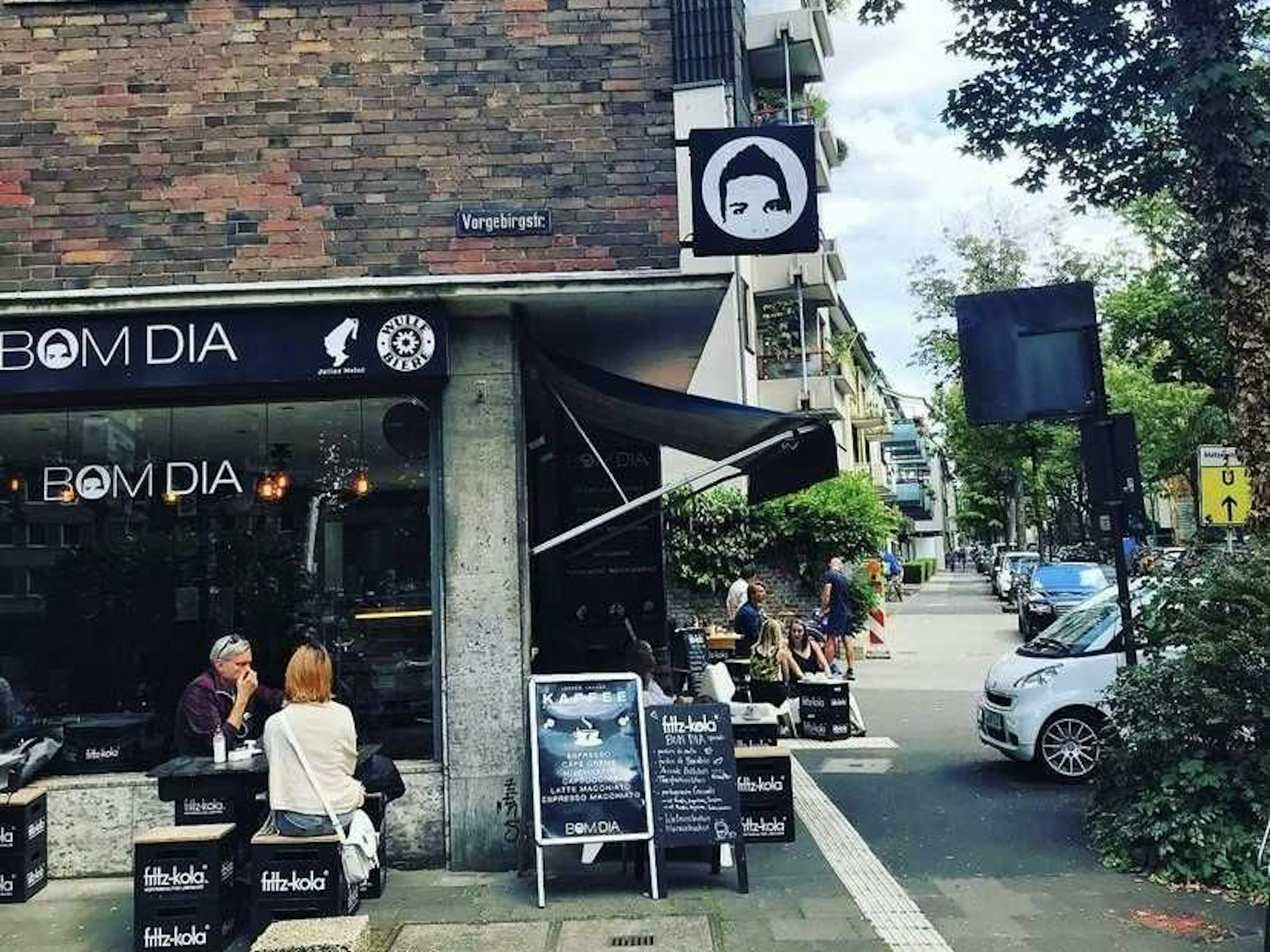 Außengastronomie des „Bom Dia“ in der Kölner Südstadt.