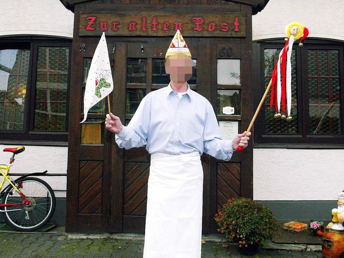 Manfred K. steht vor seiner Gaststätte "Zur alten Post" in Weiden.