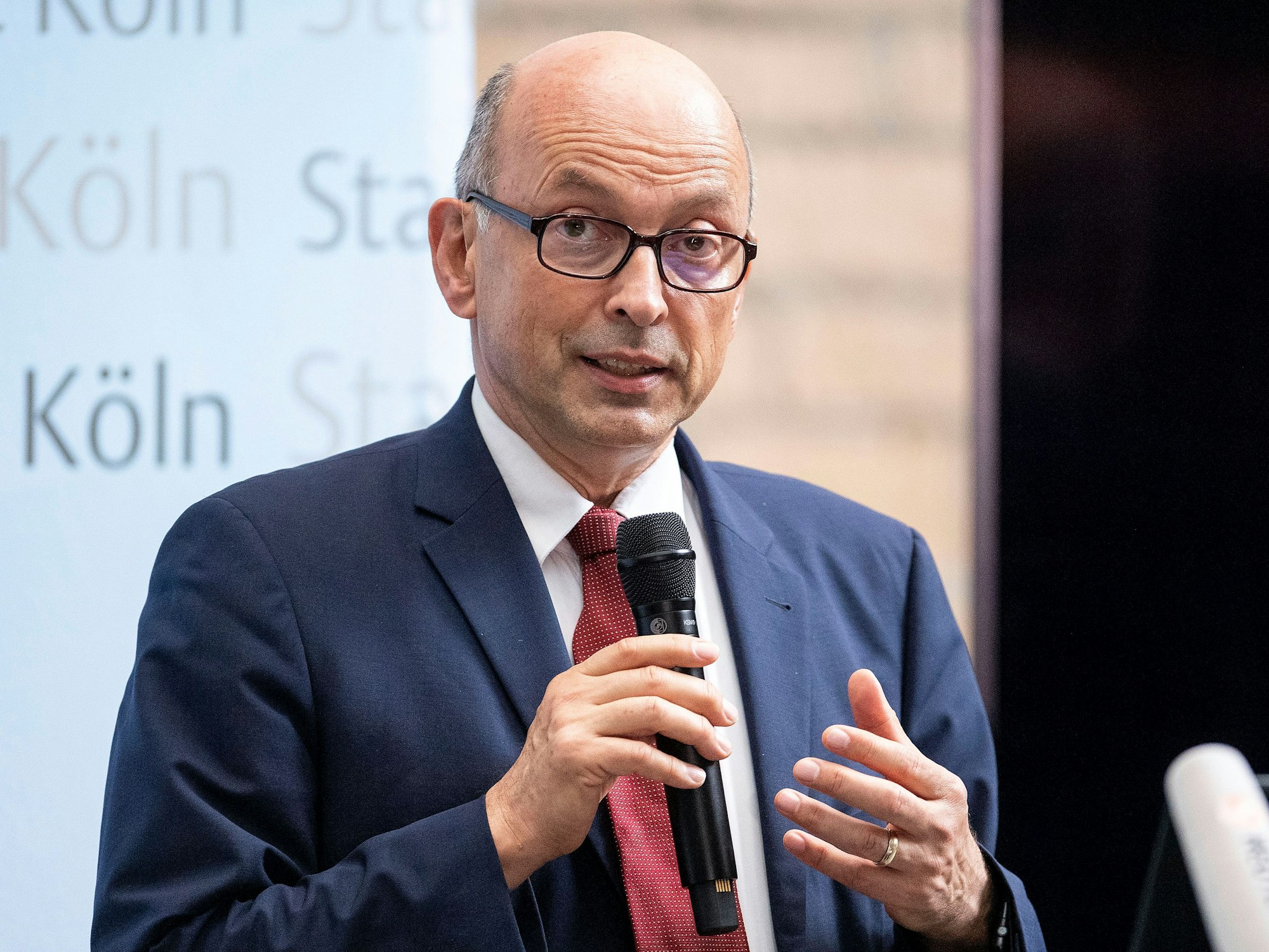 Johannes Nießen, Leiter des Kölner Gesundheitsamtes, spricht während einer Pressekonferenz zur aktuellen Corona-Lage.