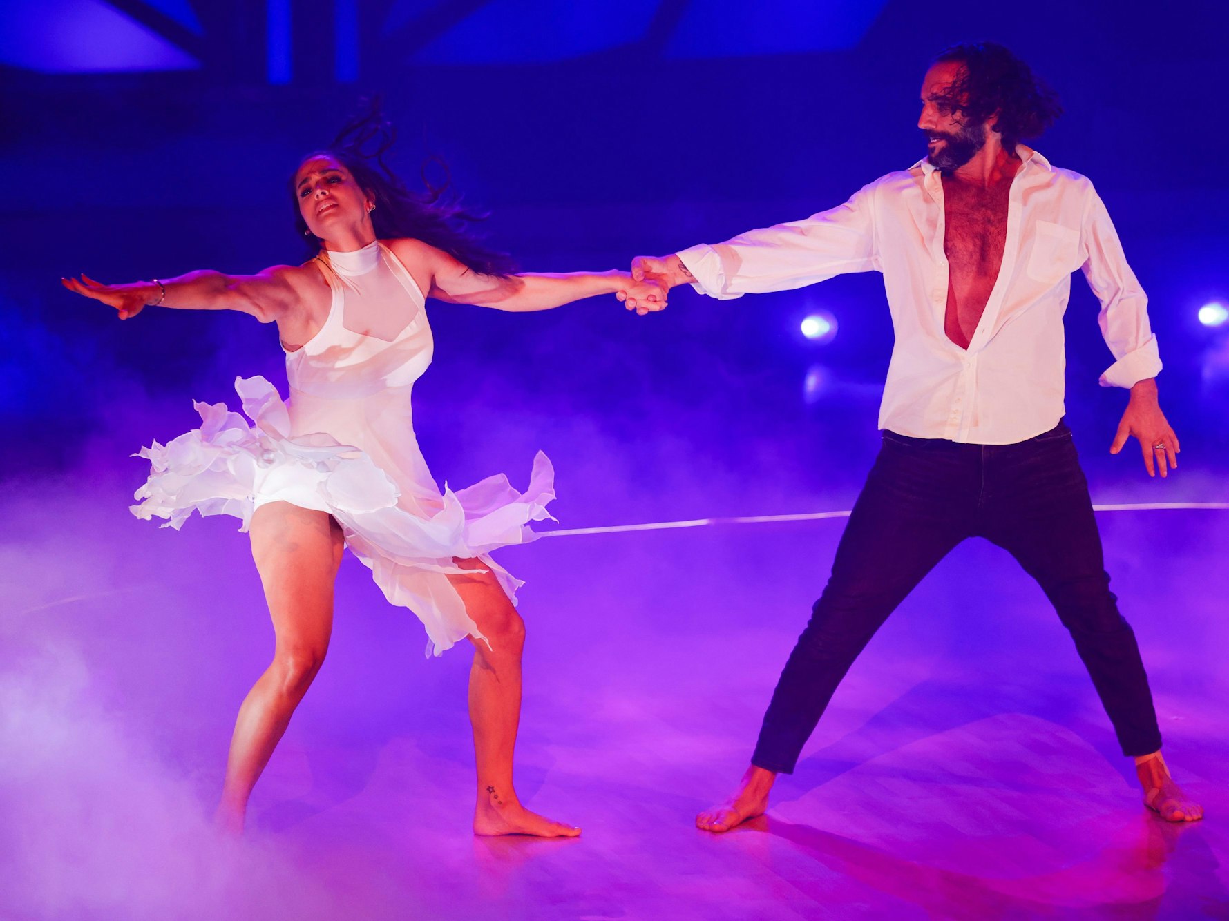 25.03.2022, Nordrhein-Westfalen, Köln: Amira Pocher, Moderatorin, und Massimo Sinato, Profitänzer, tanzen in der RTL-Tanzshow "Let's Dance" im Coloneum.