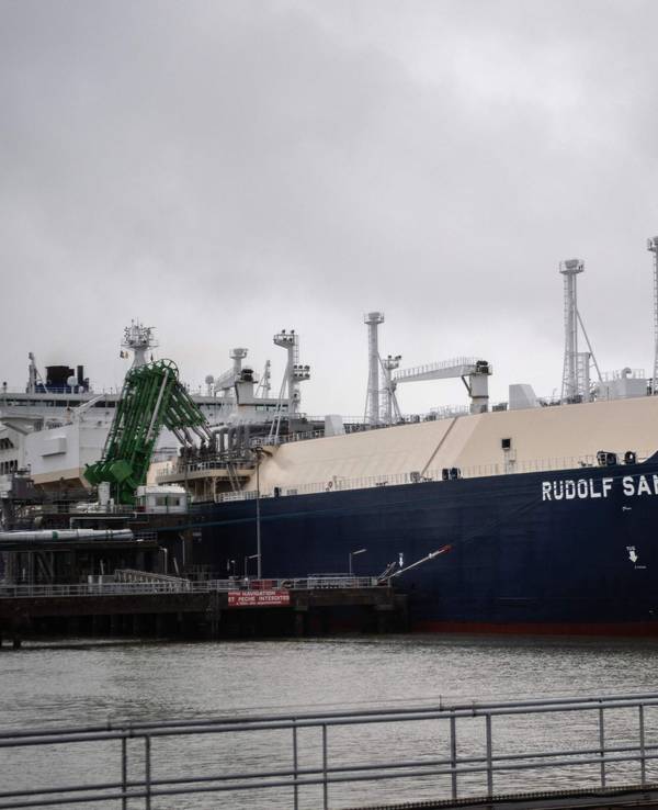 Der Flüssiggas-Tanker Rudolf Samoylovich im Hafen von Saint-Nazaire.