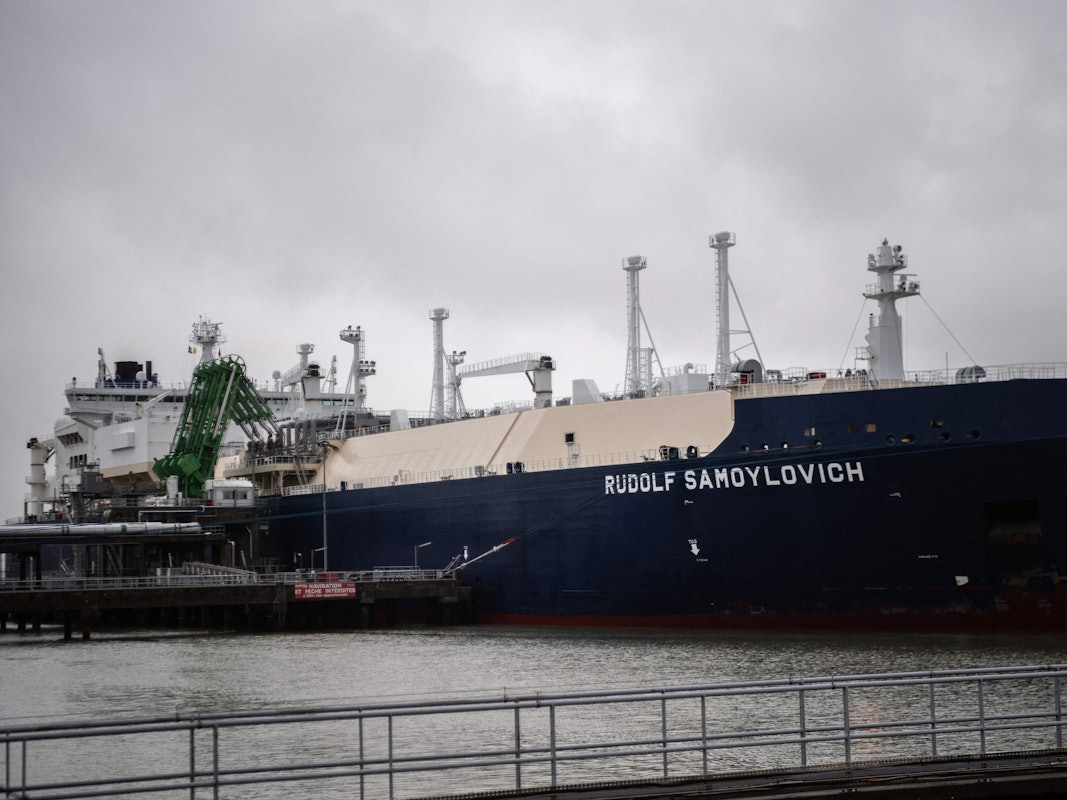 Der Flüssiggas-Tanker Rudolf Samoylovich im Hafen von Saint-Nazaire.