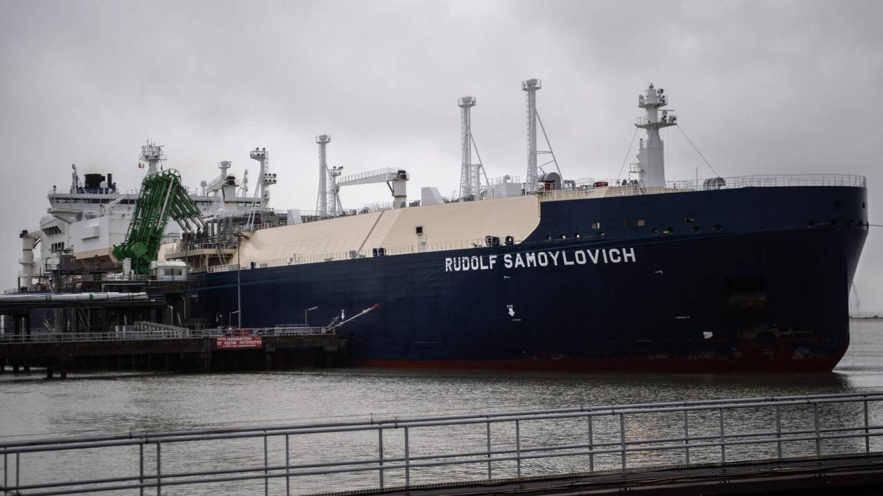 Der Flüssiggas-Tanker Rudolf Samoylovich im Hafen von Saint-Nazaire.