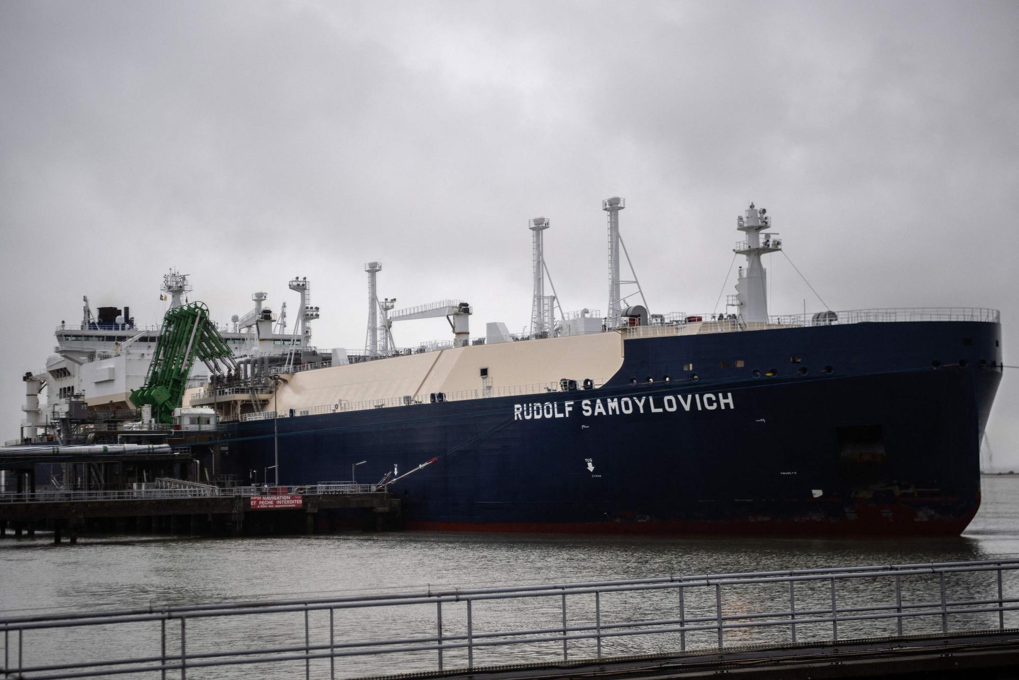 Der Flüssiggas-Tanker Rudolf Samoylovich im Hafen von Saint-Nazaire.