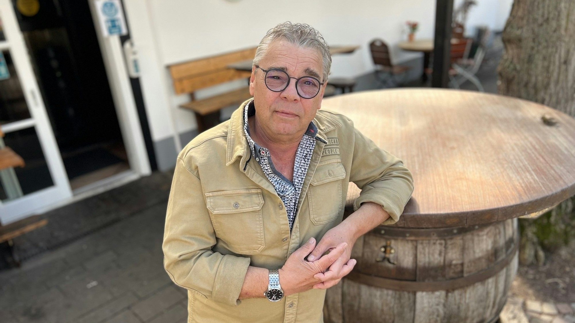 Micky Brühl vor der Gaststätte „Em Höttche“ am 24. März 2021 in Köln-Dellbrück.