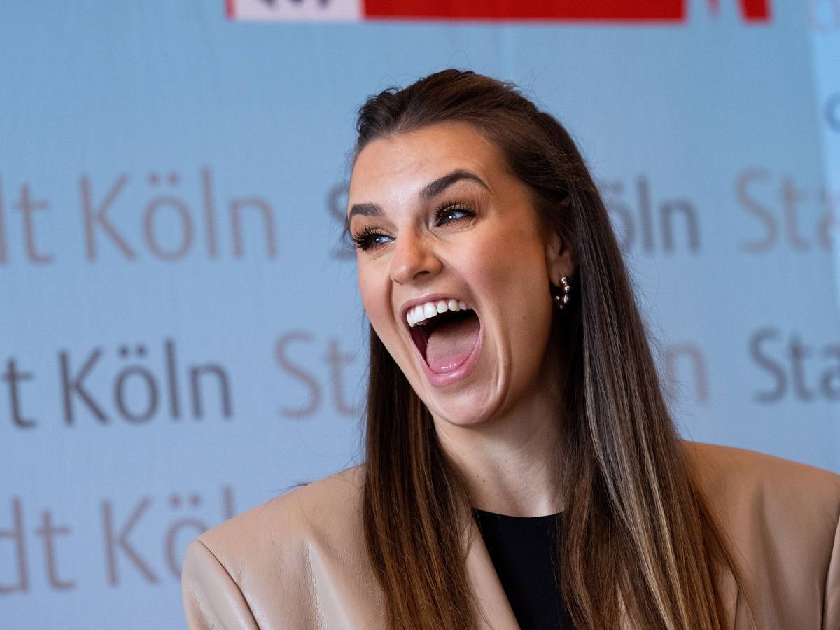 Laura Wontorra zieht eine Grimasse