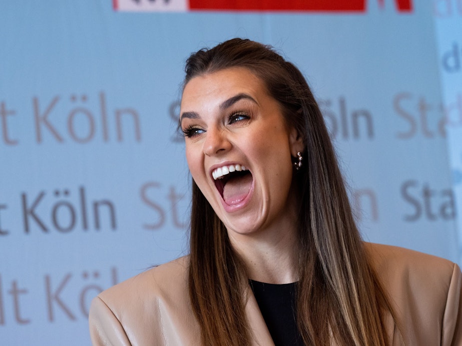 Laura Wontorra zieht eine Grimasse