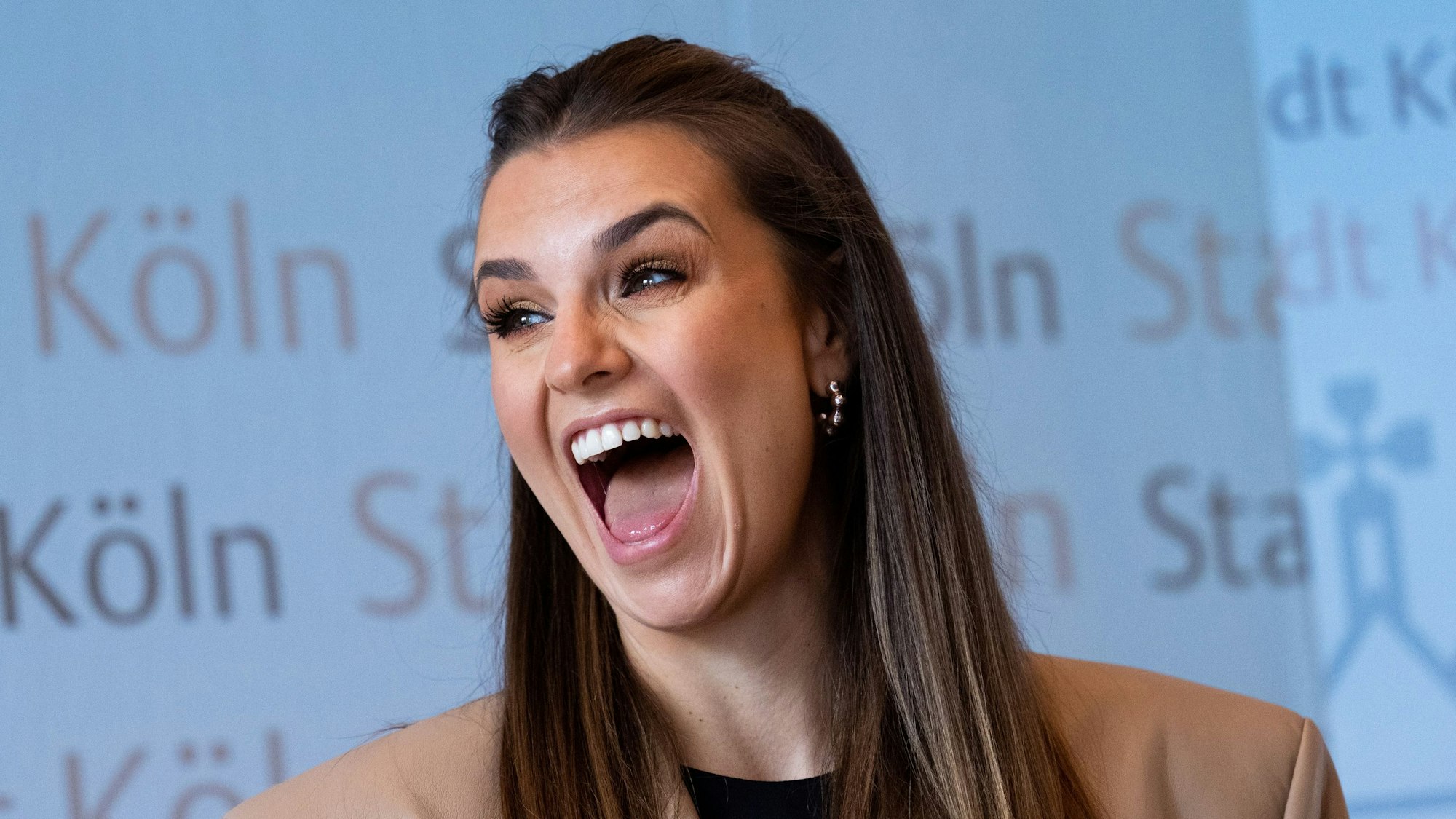 Laura Wontorra zieht eine Grimasse