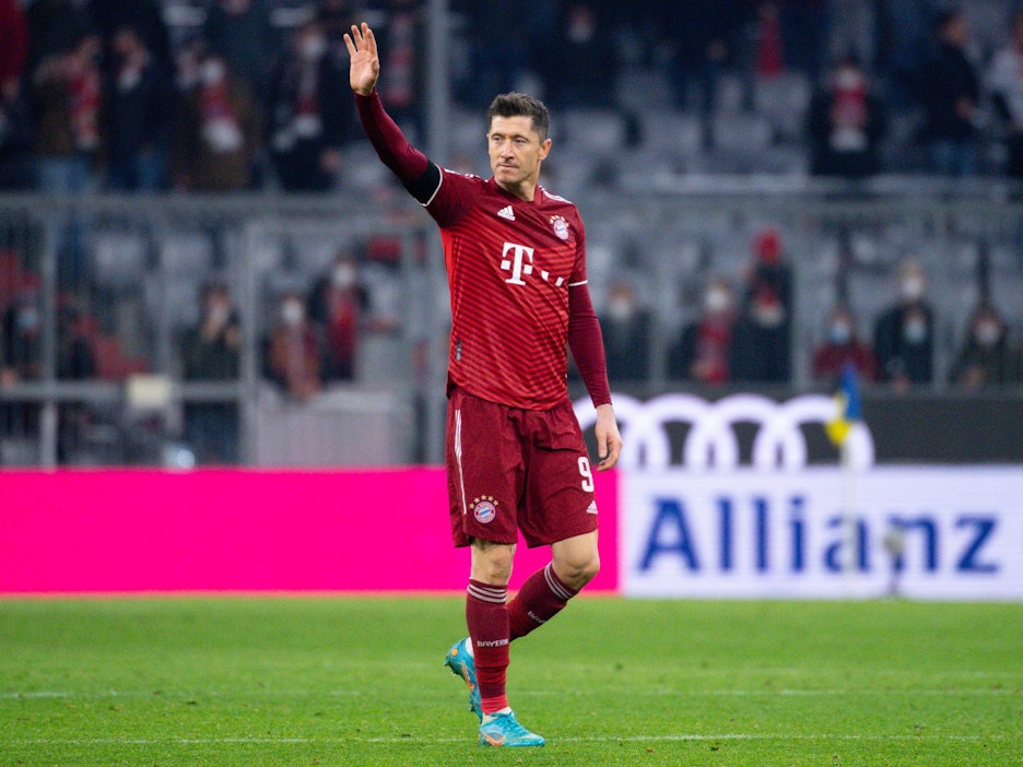 Robert Lewandowski von Bayern München winkt nach dem Spiel den Zuschauern.