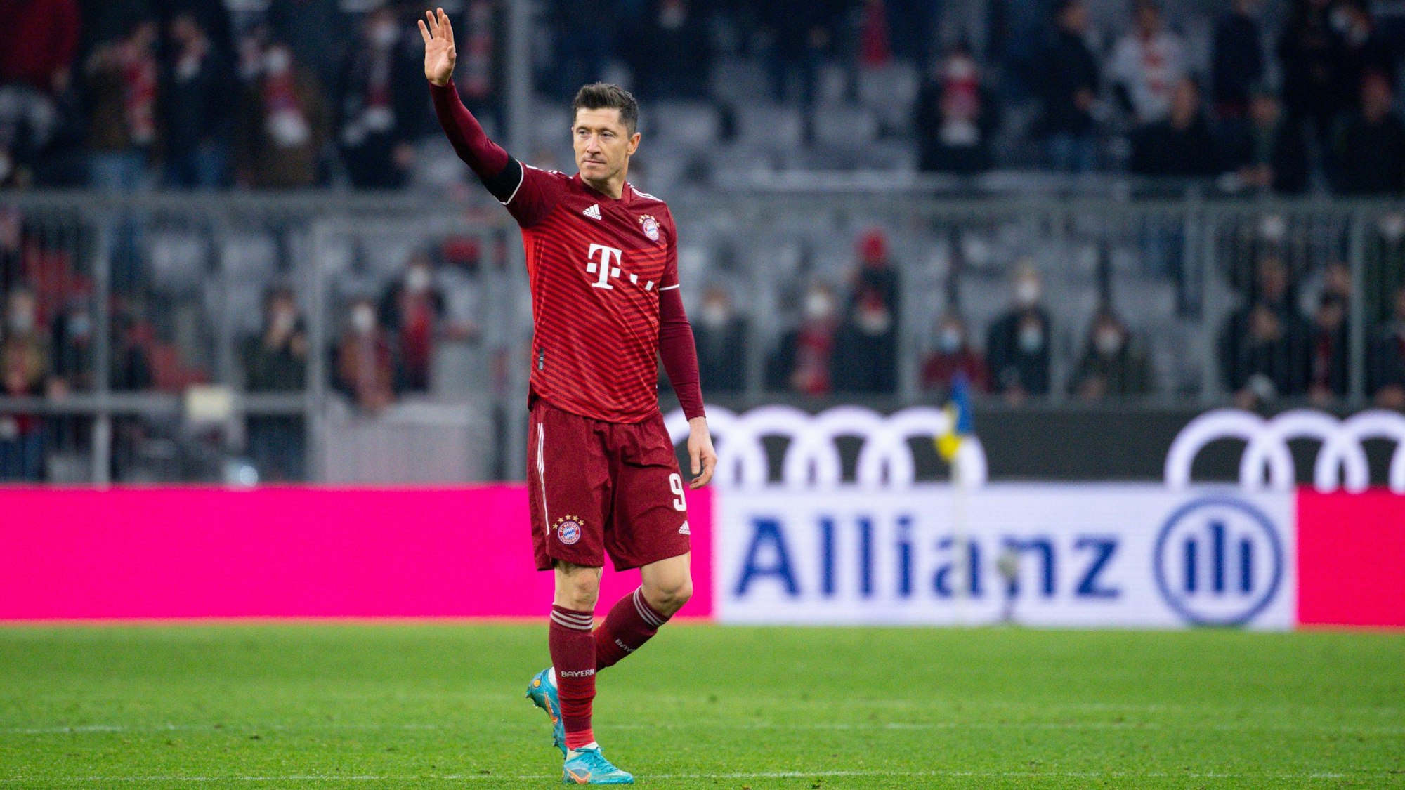 Robert Lewandowski von Bayern München winkt nach dem Spiel den Zuschauern.