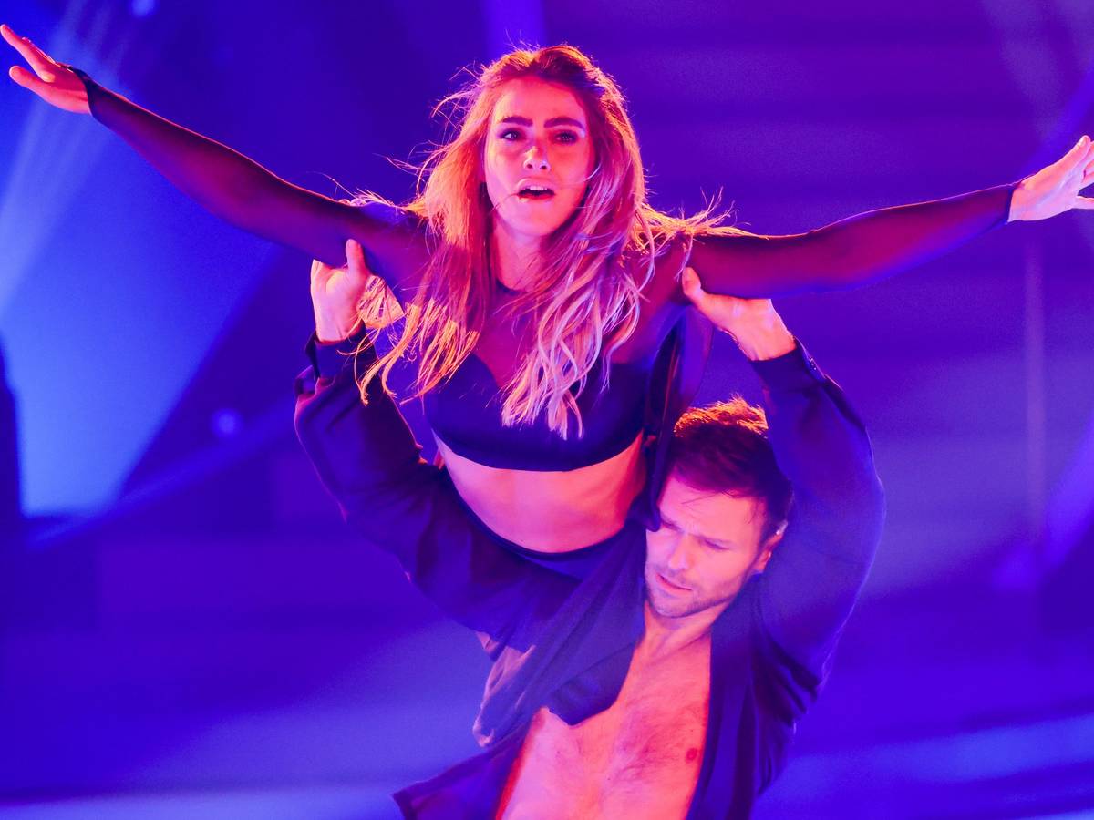„Let's Dance“ 2022: Da knistert es auf der Bühne! Sarah Mangione, Moderatorin, und Vadim Garbuzov, Profitänzer, bilden ein Team bei RTL. Doch was sagt die Freundin des Profitänzers zu so viel Innigkeit?