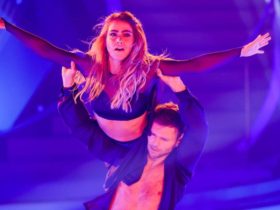 „Let's Dance“ 2022: Da knistert es auf der Bühne! Sarah Mangione, Moderatorin, und Vadim Garbuzov, Profitänzer, bilden ein Team bei RTL. Doch was sagt die Freundin des Profitänzers zu so viel Innigkeit?